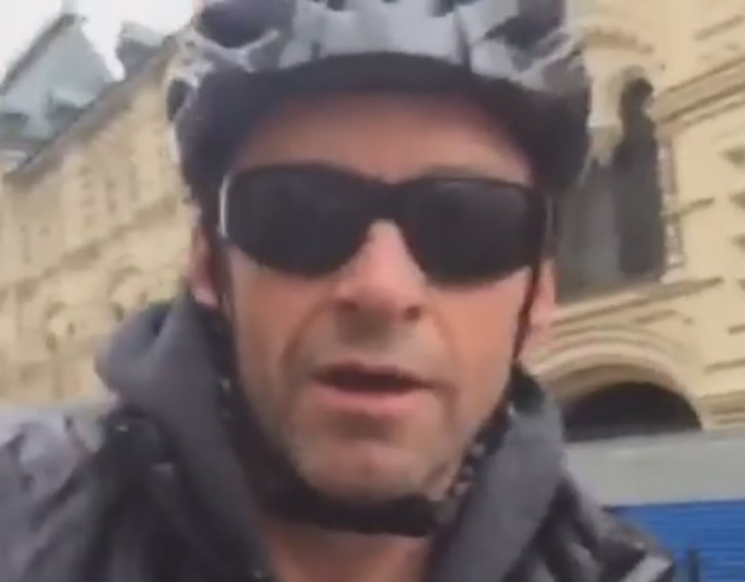 Хю Джакман кара колело на метри от лобното място на Немцов (ВИДЕО)