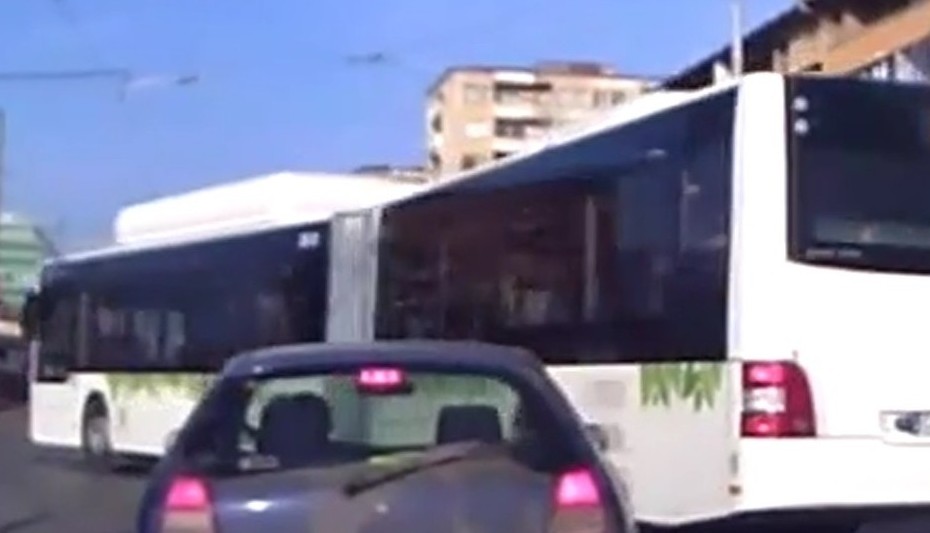 Автобус 120 гази правилника в София (ВИДЕО)