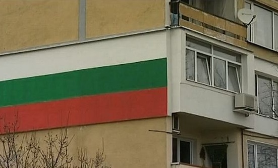 Мъж санира апартамента си като националния флаг (ВИДЕО)