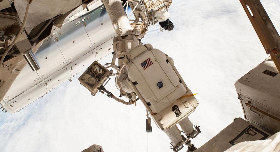 Астронавт излезе в открития космос за трети път в седмица (СНИМКИ/ВИДЕО)