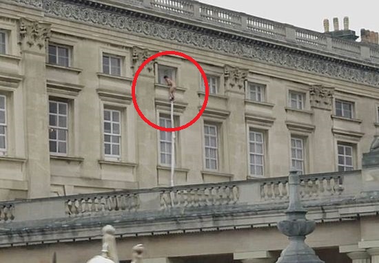 Шок в Бъкингамския дворец! Гол мъж се спусна по чаршаф (ВИДЕО 18+)