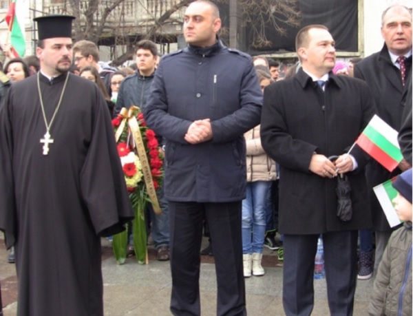 Хюсеин Хафъзов развя трибагреника навръх 3 март в Бургас