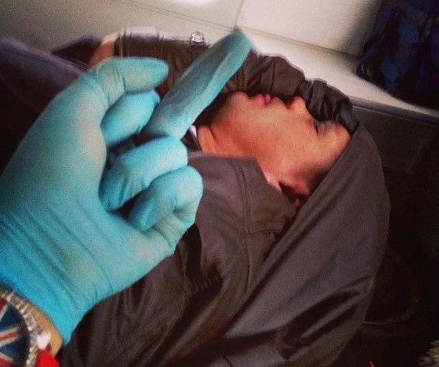 Фелдшерка пусна селфи със среден пръст пред пациент 