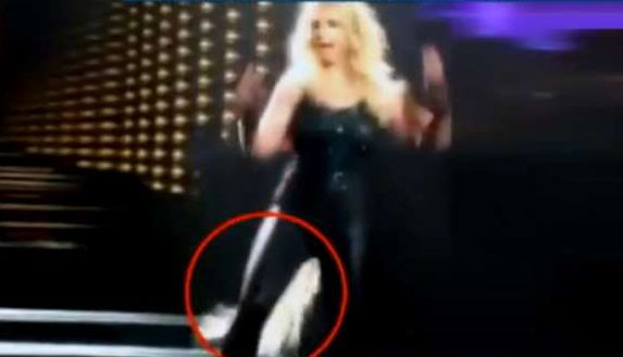Перуката на Бритни Спиърс се разпадна по време на концерт (ВИДЕО)