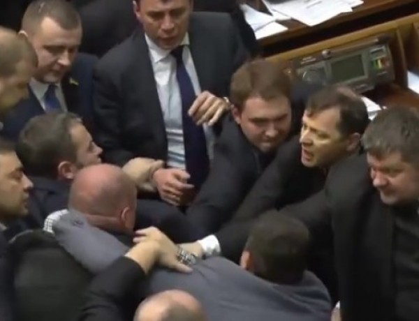 Нов масов бой в украинския парламент (ВИДЕО)