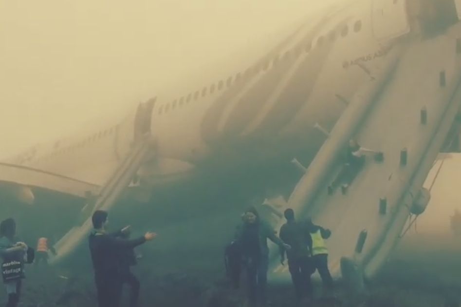 Вижте как спасиха пътниците от злополучния турски самолет (ВИДЕО)