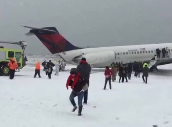 Над 30 пътници са ранени при инцидента на самолета в Ню Йорк 