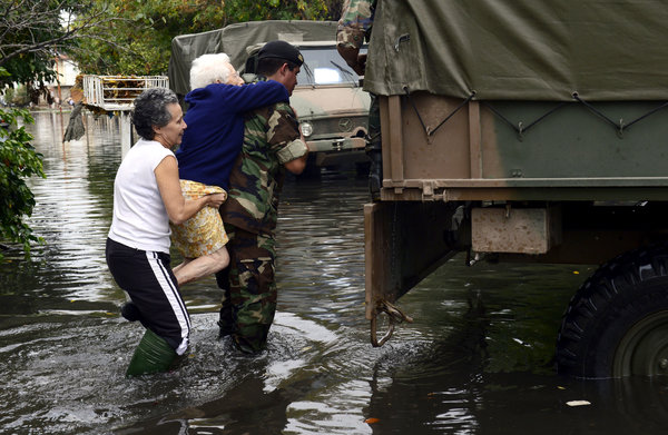 Евакуираха заради наводнения хиляди в Аржентина