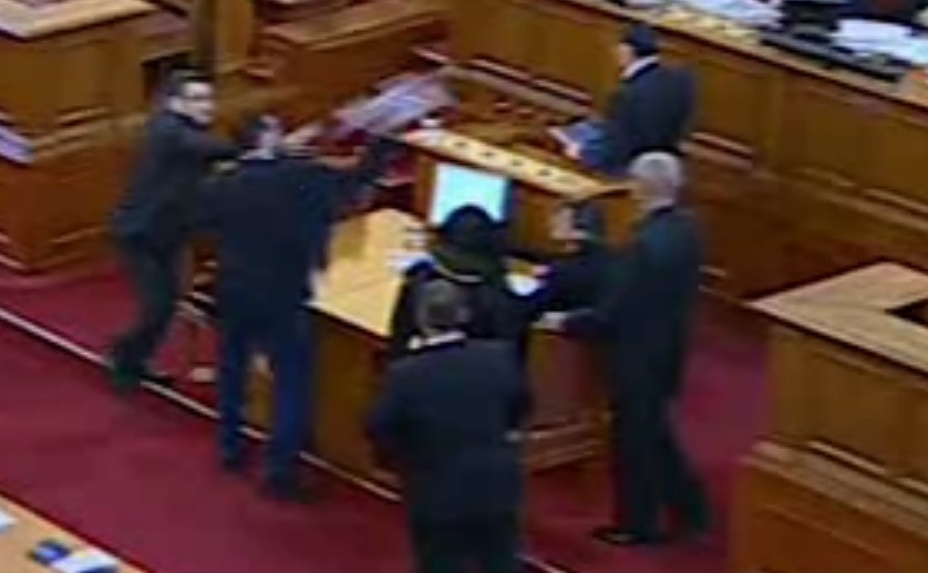 Наказаха Чуколов и Байрактаров за екшъна в Народното събрание