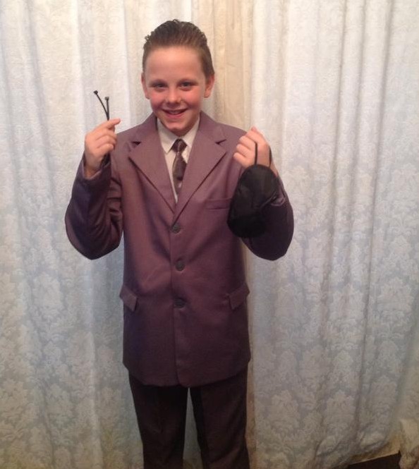 11-годишно момче бе изгонено от училище заради костюм от „50 нюанса сиво”