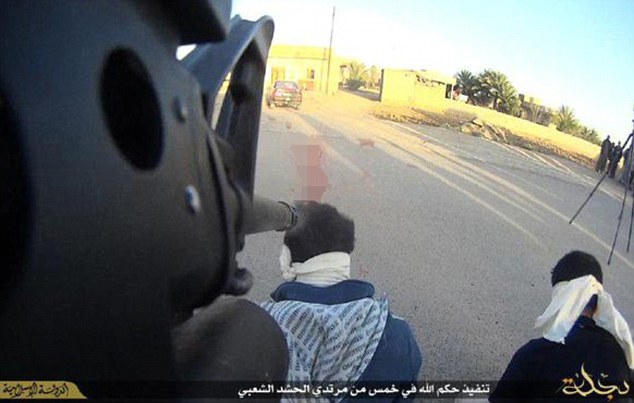 „Ислямска държава“ с най-шокиращите кадри на екзекуция до сега (18+)