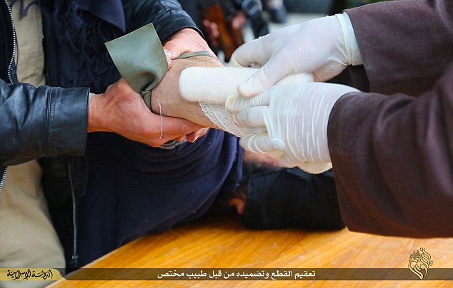 „Ислямска държава“ показа как реже ръцете на джебчии (СНИМКИ 18+)