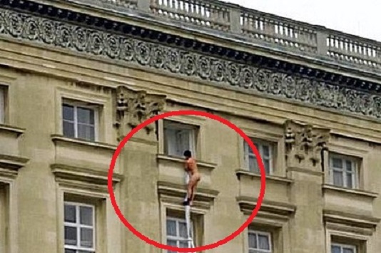 Разкриха кой е голият мъж от Бъкингамския дворец (ВИДЕО)
