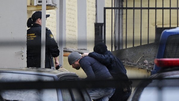 Следствието поиска ареста на петима за убийството на Немцов