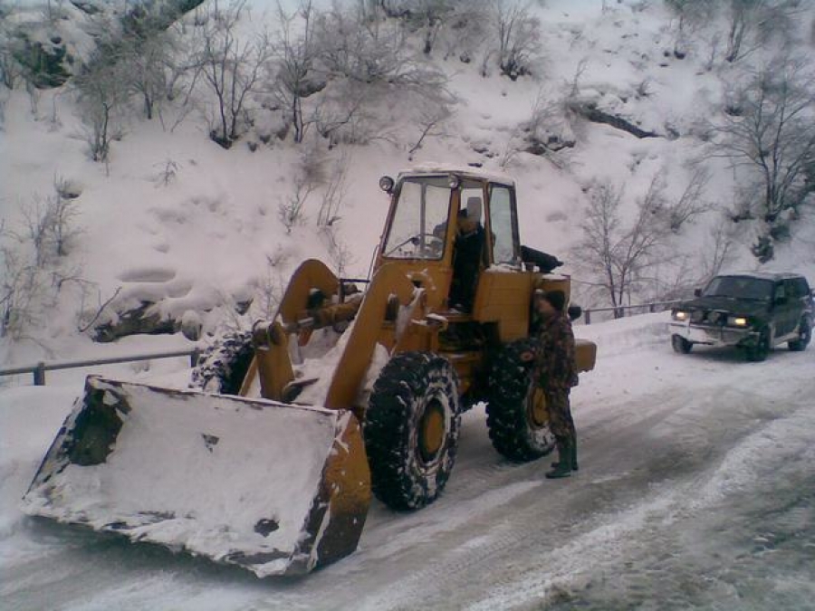 250 души блокирани в снежен капан в село Манастир