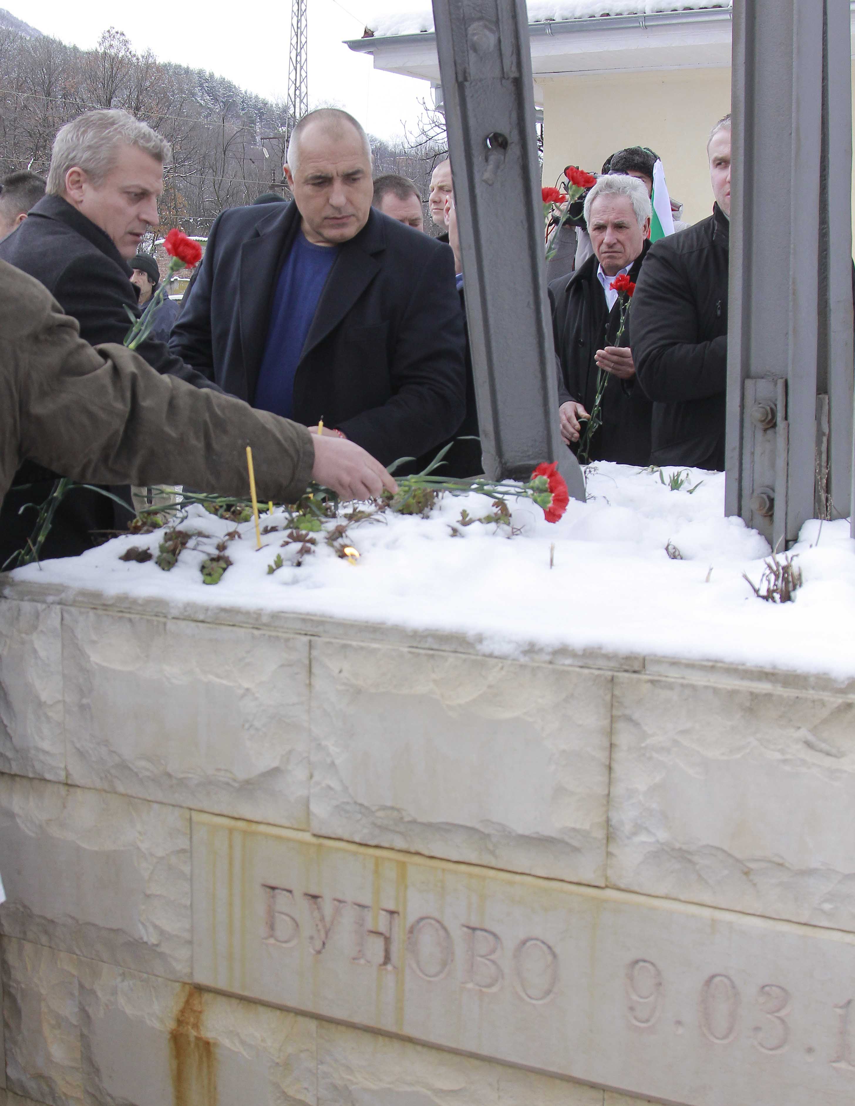 Борисов и Москов почетоха на място 30 години от атентата на гара Буново (СНИМКИ)