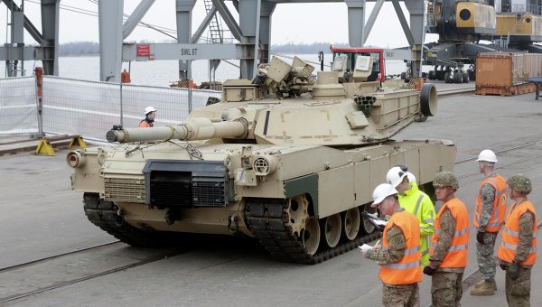 САЩ стоварват танкове в Рига, Русия отговаря с големи маневри (ВИДЕО)