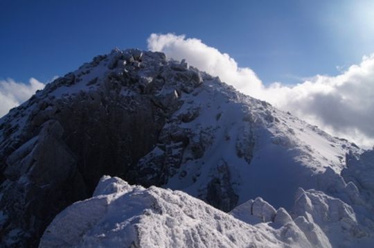 Лавина падна под връх Тодорка, свидетели твърдят, че е помела скиори