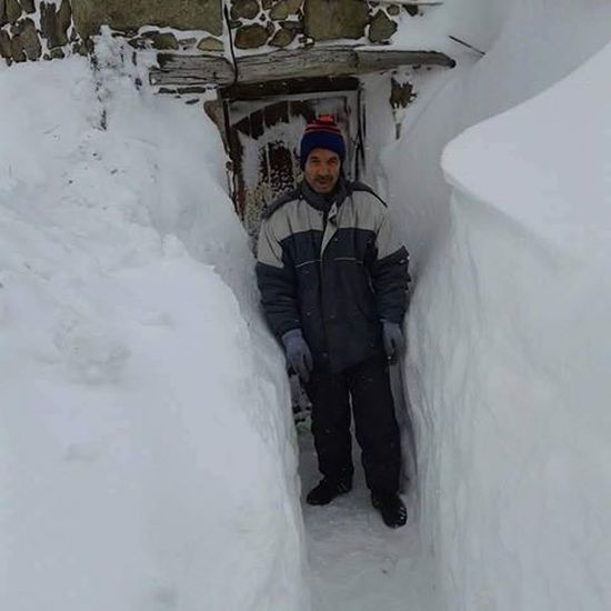 Затрупан от снега кани правителството и депутатите  в откъснатото от света село