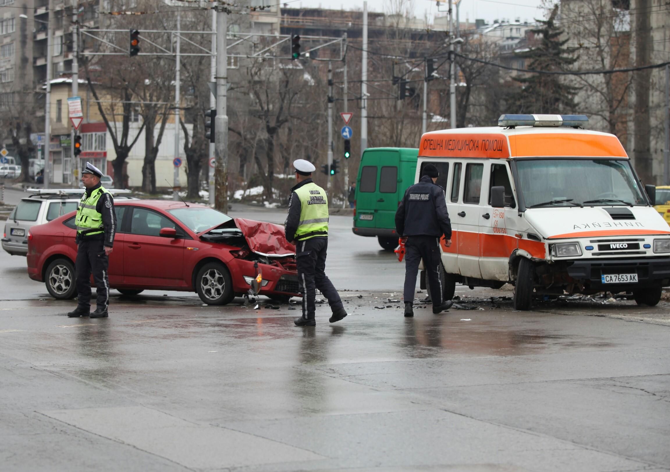 От последните минути: Линейка и кола се сблъскаха в София! 