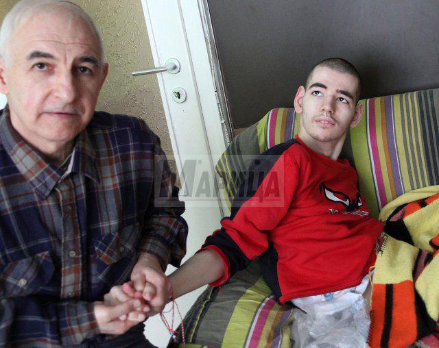 Момче от Пловдив гасне без лекарство пред очите на баща си 