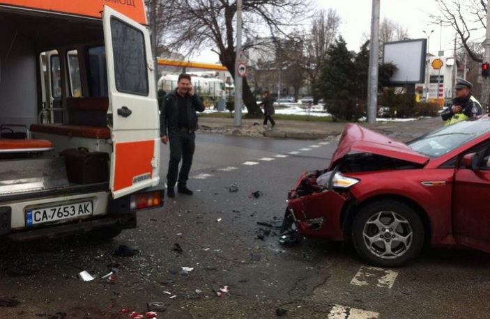 Първо в БЛИЦ: Екипът на линейката е откаран в болница след катастрофата в София
