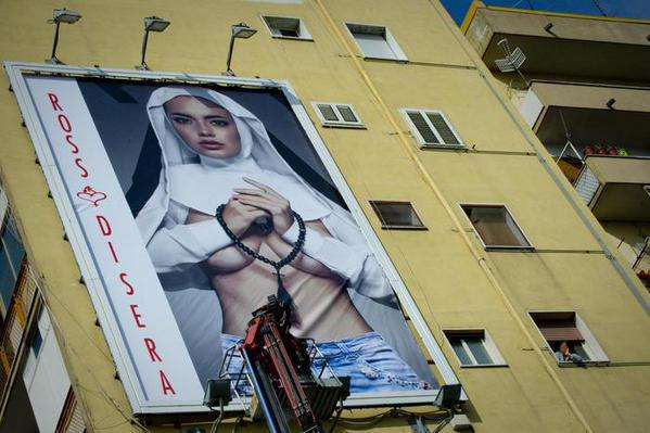 Полугола монахиня чака папата в Неапол (ВИДЕО)