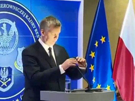 Полският министър на отбраната сбърка лампа с микрофон (ВИДЕО)