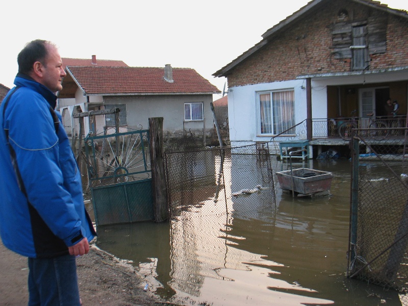 Михаил Миков и Илияна Йотова посетиха наводнения ромски квартал на Видин „Нов път“