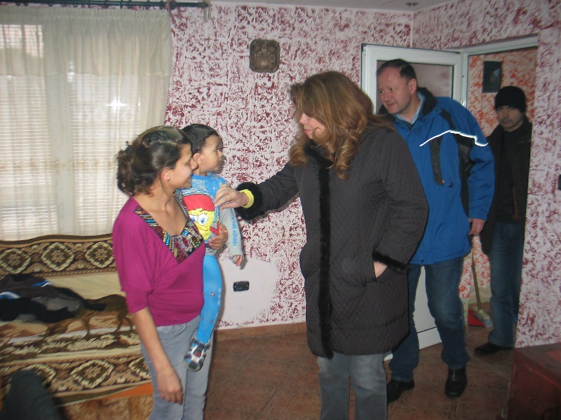 Михаил Миков и Илияна Йотова посетиха наводнения ромски квартал на Видин „Нов път“