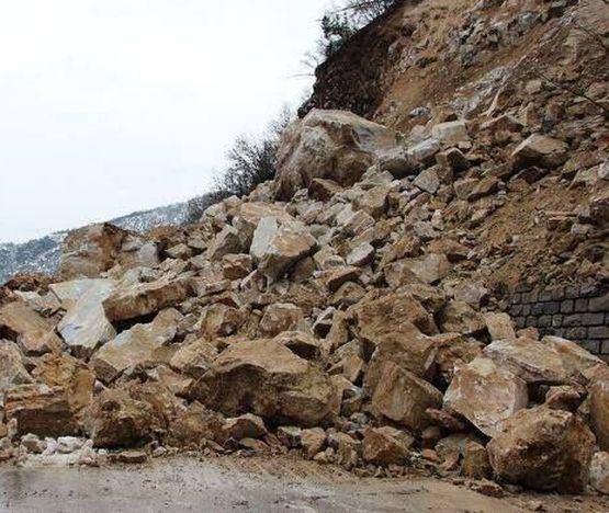 Алпинисти се борят с 10 000 тона скали, блокирали пътя между Бачково и Наречен