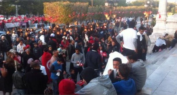 Стотици се стичат в центъра на Тунис да кажат „не“ на терора 