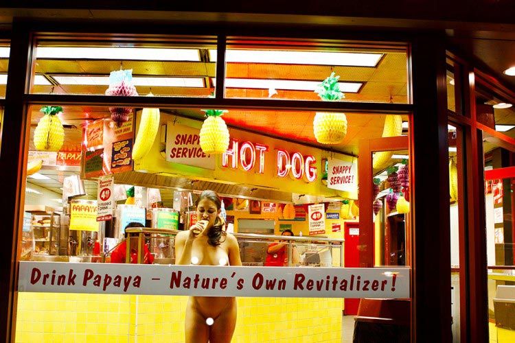 Фотографка се снима чисто гола навсякъде в Ню Йорк (СНИМКИ/ВИДЕО)