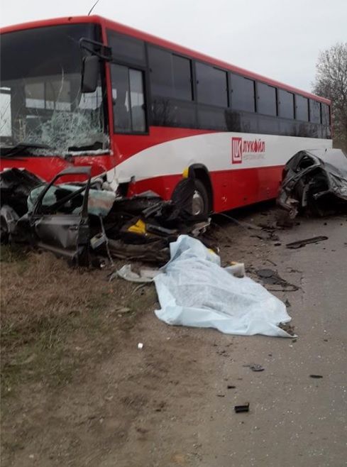 &quot;Голф&quot; се разцепи на две след удар в автобус, шофьорът загина!