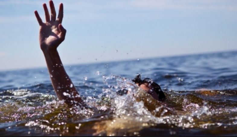 Първо в БЛИЦ: Жена скочи от трета буна на варненския плаж 