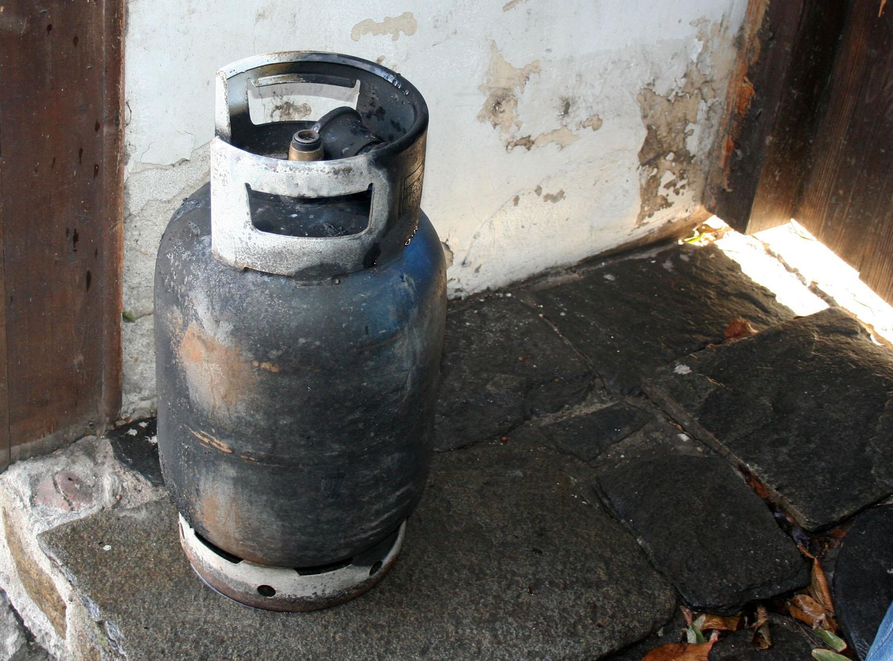 Взрив на газова бутилка отнесе четирима 