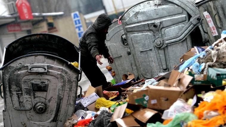Клошари и кучета разхвърлят боклука из Видин