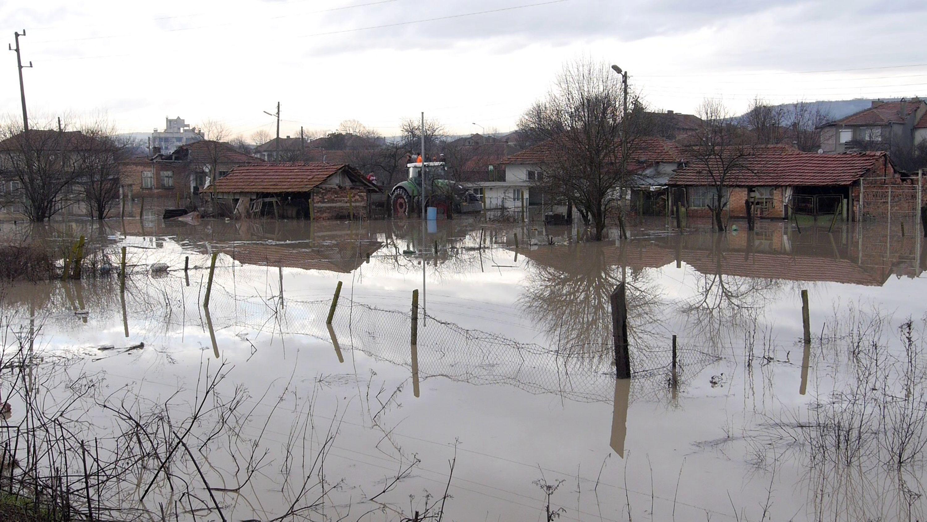 Шест области заплашени от порои и наводнения 