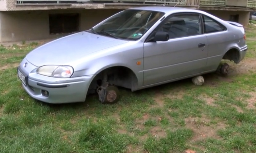 Колата на журналистка осъмна без гуми и джанти (ВИДЕО)
