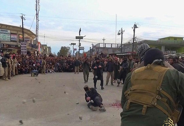 Потресаващо: &quot;Ислямска държава&quot; уби с камъни двойка за секс преди сватбата (СНИМКИ 18+)