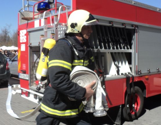 Пожарникари спасиха кученце от горящ апартамент