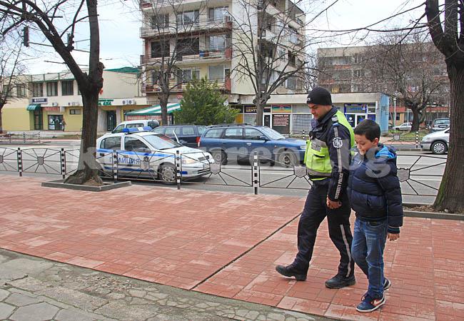 Полицай заведе дете до училище, за да не паркира майка му неправилно