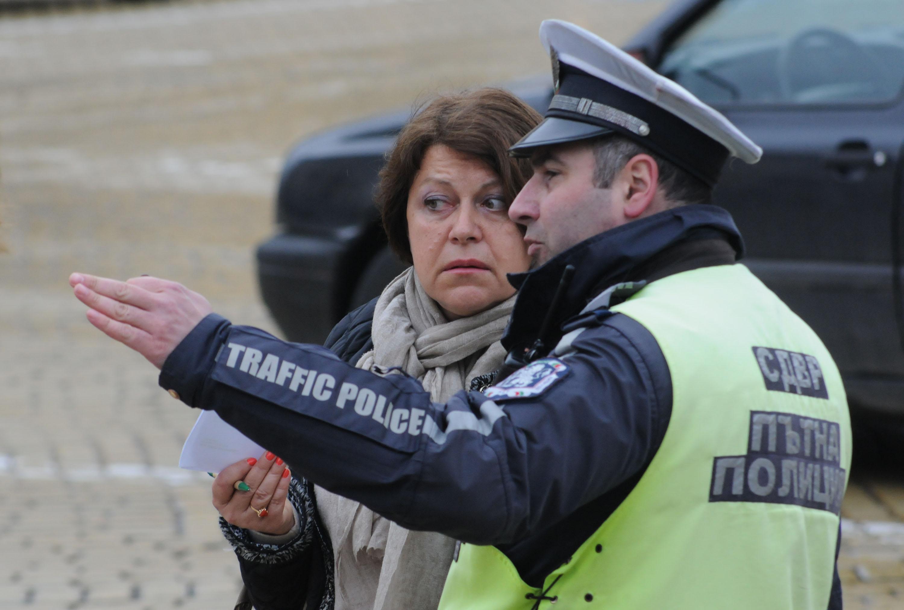 Вдигнаха колата на Татяна Дончева пред парламента (СНИМКИ)