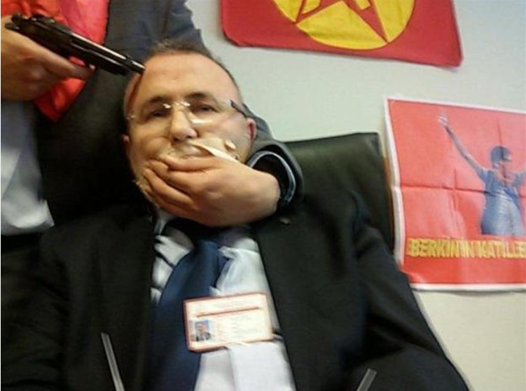 Турският прокурор почина от раните си