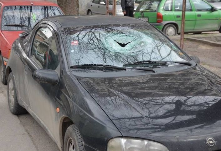 Поне 10 автомобила са изпотрошени при погрома във Варна (СНИМКИ)