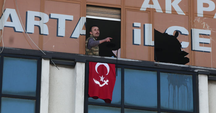 Нова драма в Истанбул: Въоръжени нахлуха в сградата на управляващата партия