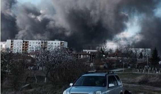 Апокалиптичен пожар във Варна, небето почерня (СНИМКИ)