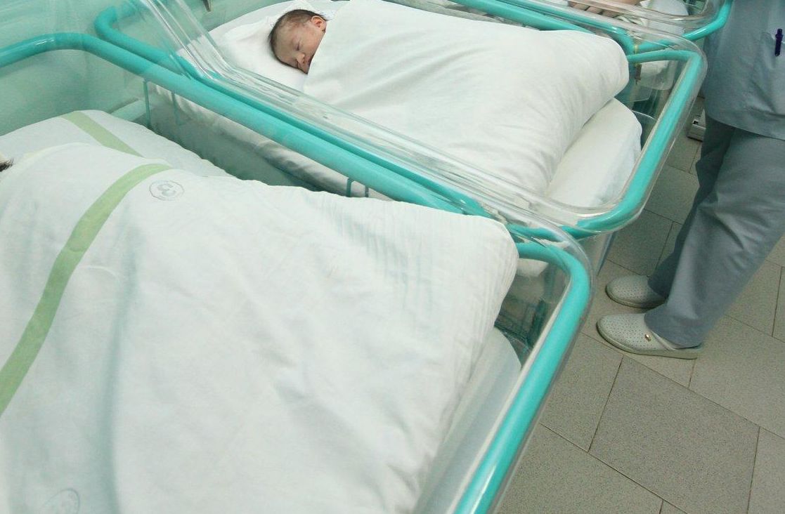Родилка заряза бебето си в болница, издирваха я с полиция 