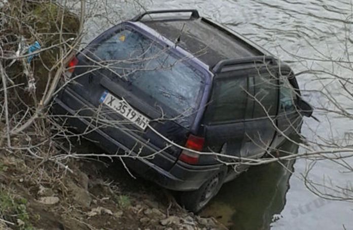 Кола падна в река Глазне, издирват пътниците и шофьора