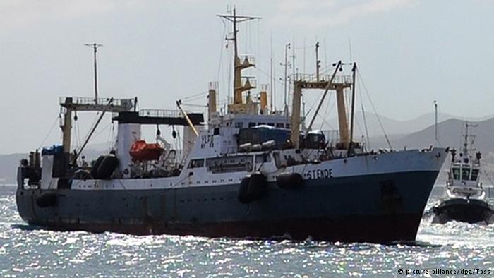 Откриха спасителна лодка от потъналия траулер в Охотско море
